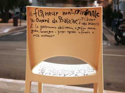 Come recita una delle sue sedie: �Il fl�neur non � un criminale, � una scienza. � la gastronomia dell�occhio, significa vedere, godere, immergere i propri sguardi in fondo a mille esistenze�
